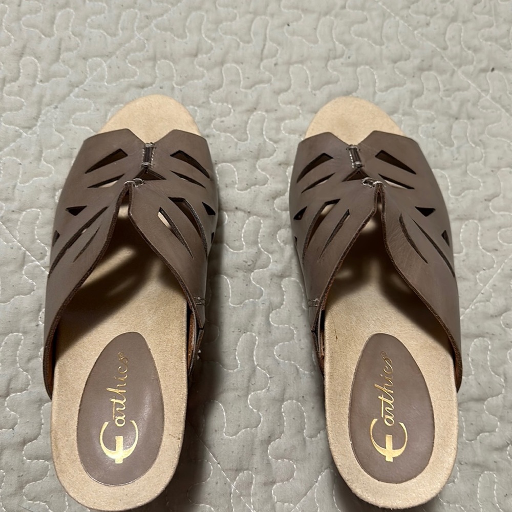 Earth brand.  Taupe/tan color. Size 8.5